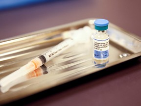 Foto file menunjukkan botol vaksin campak, gondok, dan rubella (MMR).  Vaksinasi terhadap penyakit tersebut biasanya diberikan kepada seorang anak ketika mereka berusia satu tahun, dengan suntikan kedua pada usia empat tahun.