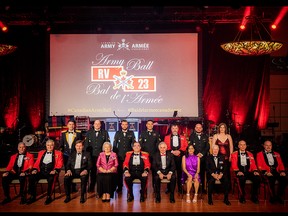 The evening’s dignitaries, honoured guests and honoured soldiers gathered for an official photograph at the 2023 Army Ball held at the Hilton Lac-Leamy Hotel in Gatineau.