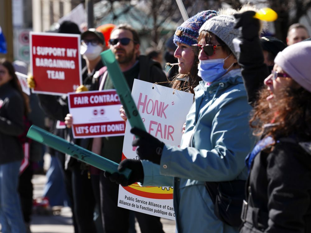 PSAC planning to bus in members to Ottawa for rally if deal not reached over the weekend thumbnail