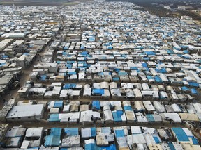 Une vue générale du camp de Karama pour déplacés internes syriens est montrée, lundi 14 février 2022, par le village d'Atma, province d'Idlib, Syrie.
