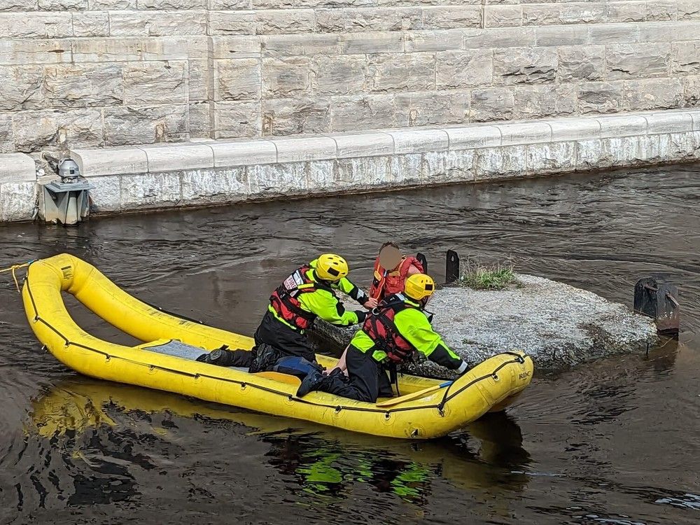 Firefighters Rescue Man Stuck On A Rock In Fast-moving Water - Networknews