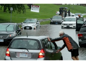 autos abandonados en inundación