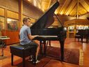 James Greer, jeune pianiste de jazz d'Ottawa, au célèbre Van Gelder Studio, dans le New Jersey, en août 2023.
