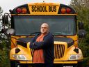 El conductor de autobús Keith Ackerman posa para una fotografía en las afueras de Ottawa el jueves.  Ackerman es conductor de autobús desde hace mucho tiempo y nos habla sobre lo bueno y lo malo de conducir un autobús.