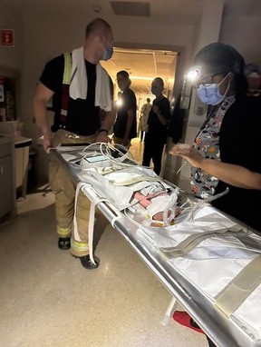 Les pompiers et le personnel hospitalier transfèrent des bébés des soins intensifs au CHEO