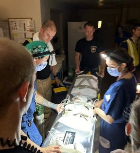 Les pompiers et le personnel hospitalier transfèrent des bébés des soins intensifs au CHEO