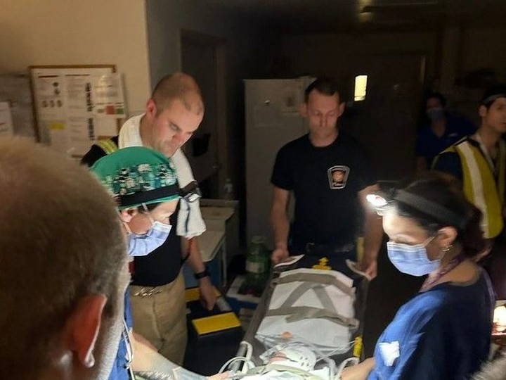  Between 12 a.m. and 2 a.m. Saturday, Ottawa firefighters and staff from The Ottawa Hospital moved 17 neonatal ICU babies from the 8th floor ICU to CHEO. Most of the babies were under 1000 grams (2.2 pounds).