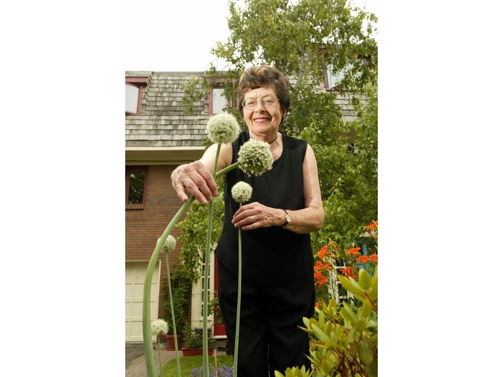  Jennifer Dickson and her home garden in 2006.
