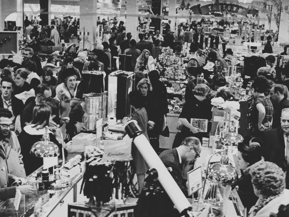 Christmas shoppers in Ottawa in 1965. 
