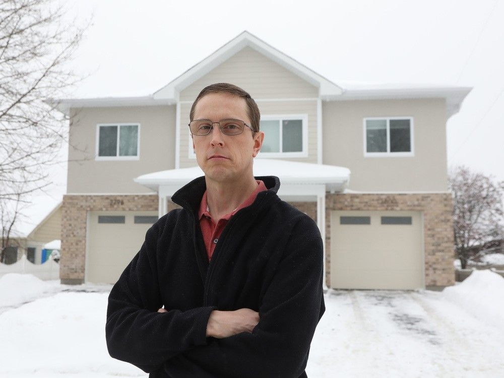 David Pittis construyó un dúplex pero necesita una indemnización de la ciudad para vender la unidad contigua.  Debería ser un asunto sencillo, pero se ha retrasado meses debido a un retraso en el departamento legal de la ciudad. 