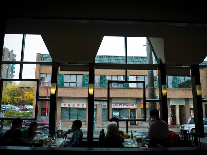  A 2012 file photo shows the bank of windows at Yangtze Restaurant overlooking Somerset Street West.