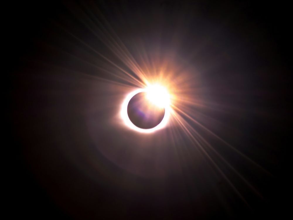  Starting at around 3:30 p.m. in New Brunswick and becoming a total eclipse by 4:30 p.m. or so, a small 185-kilometre band of the province will be plunged for about four minutes into total darkness. The moon will pass between the sun and the Earth, briefly blocking out some or all of its light in one of the most stunning celestial events known to mankind.