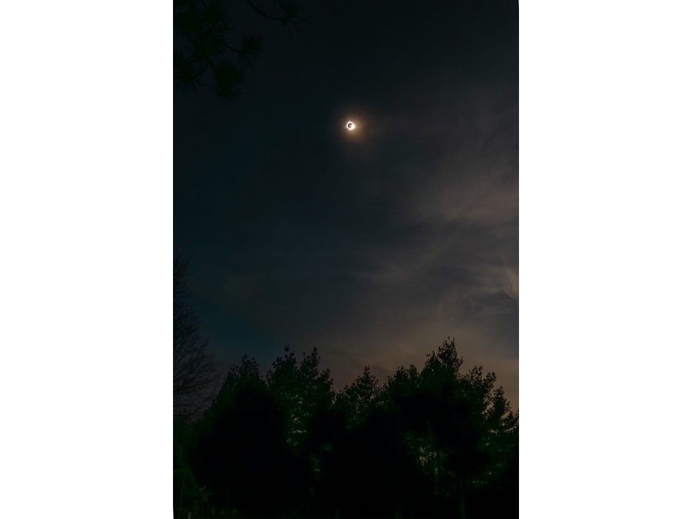  Photos of the April 8, 2024, solar eclipse taken by Ksenia Efremova from Cornwall.