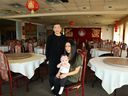 Nathalie Shienh 抱着她的女儿 Danielle Greer，与她的叔叔 Johnny Hsieh 在文华奥美酒店的餐厅合影，该餐厅将于 6 月关闭。 谢家华自家餐厅开业以来一直在该餐厅工作。