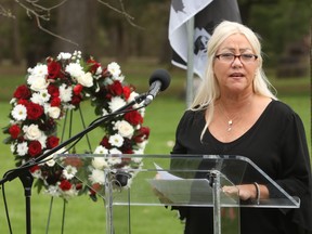 Jennifer Chenier a perdu son fils, Nick, lors d'un accident de travail en 2023. On la voit prendre la parole lors de la cérémonie du Jour de deuil national au parc Vincent Massey à Ottawa, le 28 avril 2024.