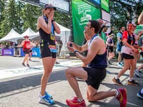 2024 年 5 月 26 日星期日，在塔马拉克渥太华赛跑周末 (Tamarack Ottawa Race Weekend) 上，安德鲁·杜普伊 (Andrew Dupuis) 与女友奥斯汀·罗斯伯勒 (Austyn Roseborough) 完成了他们的第一次马拉松比赛后，后者向女友求婚。