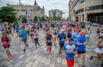 2024 年 5 月 26 日星期日，在塔马拉克渥太华赛事周末举行的第 50 届 Tartan 渥太华国际马拉松赛上，跑步者沿着 Colonel By Dr. 路线奔跑。