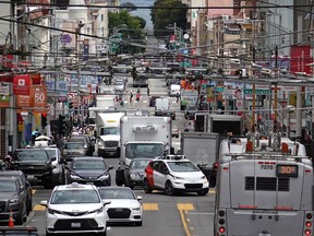 autonomous vehicle moves through intersection in San Francisco
