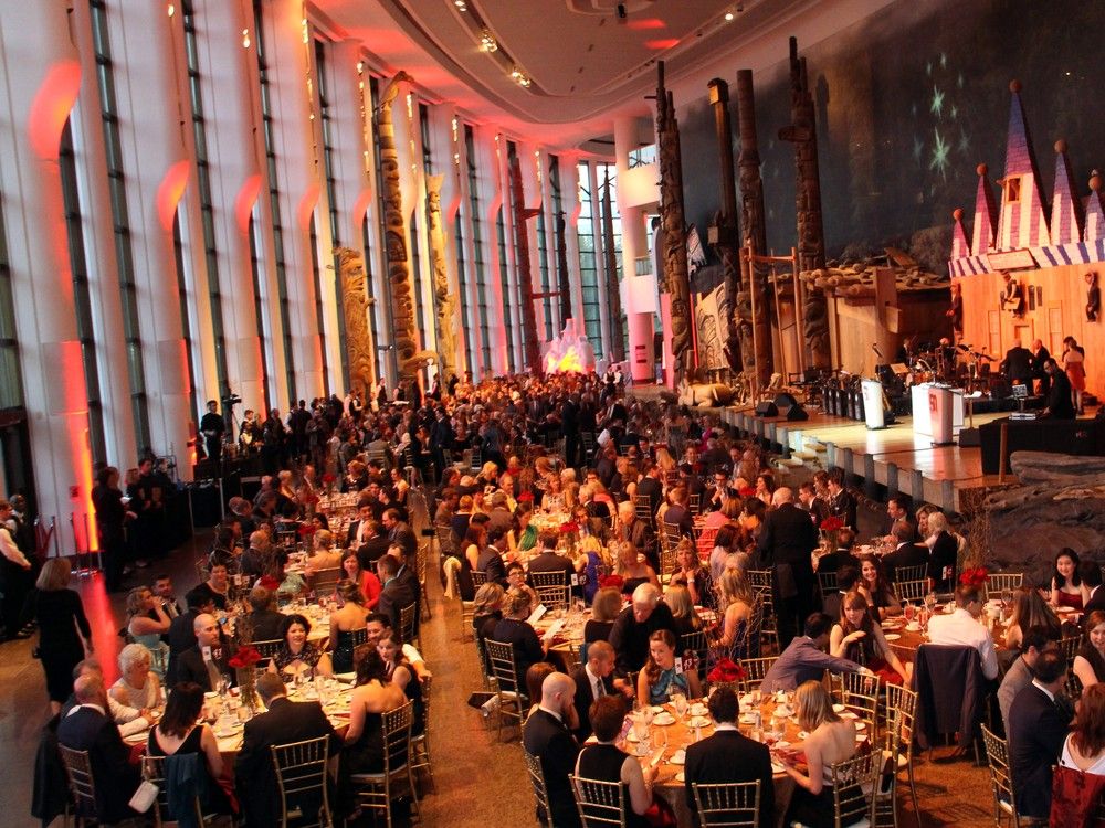  More than 400 guests gathered in the Grand Hall of the Canadian Museum of History on Friday, May 13, 2016, for the 50th Anniversary Orthopaedics Gala.