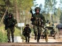 2023年9月26日、ラトビアでNATOの訓練演習中に移動するカナダ軍兵士たち。