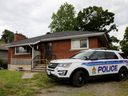 渥太华警察局的一辆巡逻车停在伍德罗夫大道一处住宅外，警方正在进行所谓的凶杀案调查。