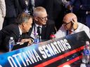 2024 年 6 月 28 日，渥太华参议员队选秀桌成员在内华达州拉斯维加斯 Sphere 举行的 2024 年 Upper Deck NHL 选秀第一轮中聊天。