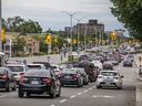 コラムニストのブリジット・ペルランは、上に示したカーリング・アベニューのようなオタワの主要道路は歌に永遠に残される価値があると皮肉を込めて示唆している。