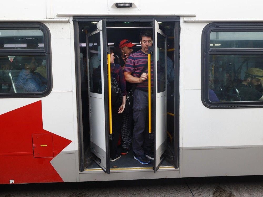 'A disaster': Ottawa commuters frustrated again by partial LRT shutdown