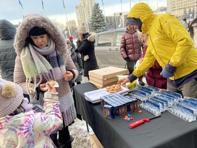 12月25日下午,数十人聚集在市政厅外点燃烛台,庆祝光明节的第一个夜晚。