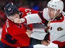上院議員のブレイディ・トカチュク(右)は、昨夜ワシントンのキャピタルワンアリーナで最初の期間に戦うキャピタルズのトムウィルソンをパンチします。