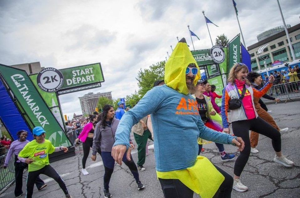  Before the Ottawa 2K, a high-energy flash mob featuring the Arboretum Hill Club pumped up the crowd.