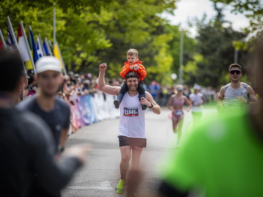Simon Codere finished the race with his son on his shoulders Sunday, May 25, 2025. Simon Codere finished the race with his son on his shoulders Sunday, May 25, 2025.