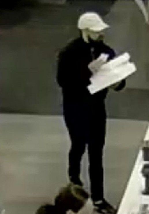  The Ottawa police are asking for the public’s help as they try to identify suspects in connection with a fraud incident.