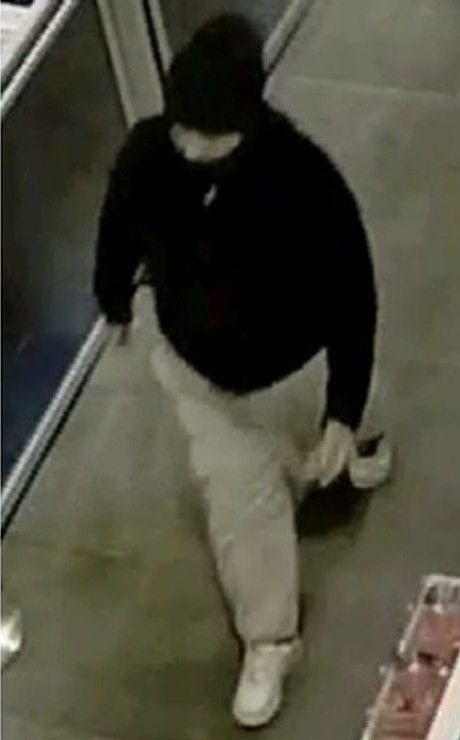  The Ottawa police are asking for the public’s help as they try to identify suspects in connection with a fraud incident.