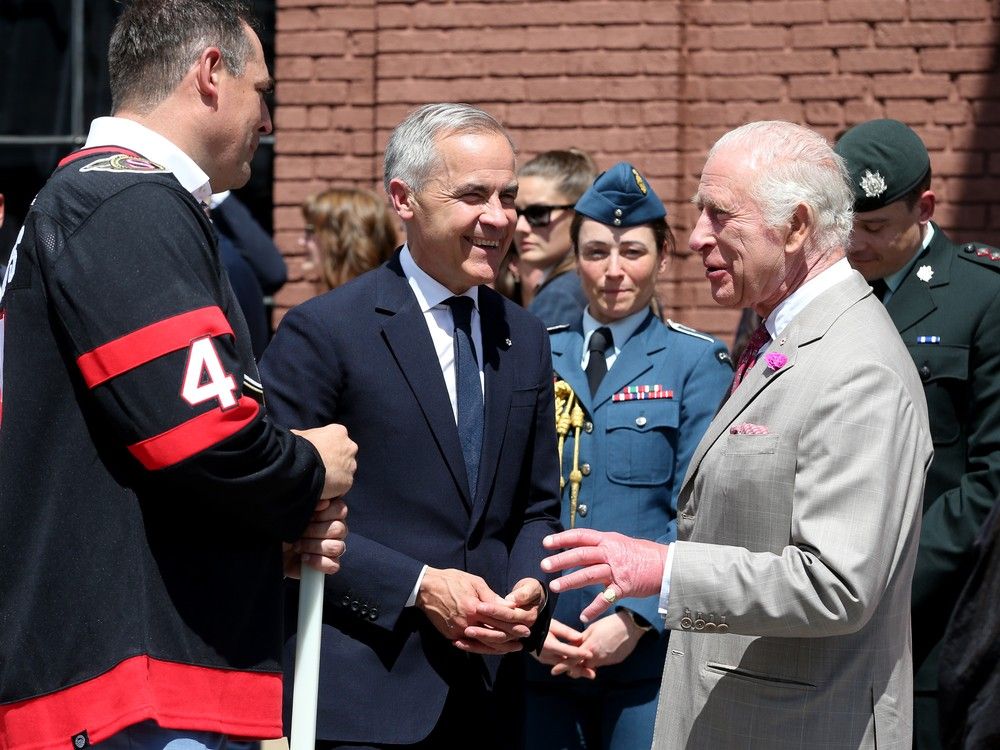  King Charles and Prime Minister Mark Carney (centre) meet former Ottawa Senator hockey player Chris Phillips (left) before the puck drop on an outdoor game.