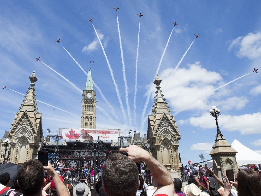  File photo/ The Snowbirds fly over Parliament Hill.