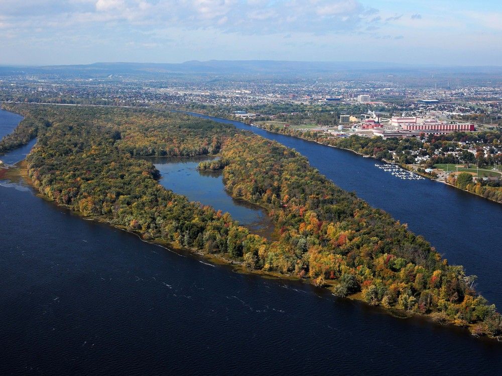  The federal government has proposed building an interprovincial bridge over Kettle Island. Photo by Mike Dembeck/Nature Conservancy