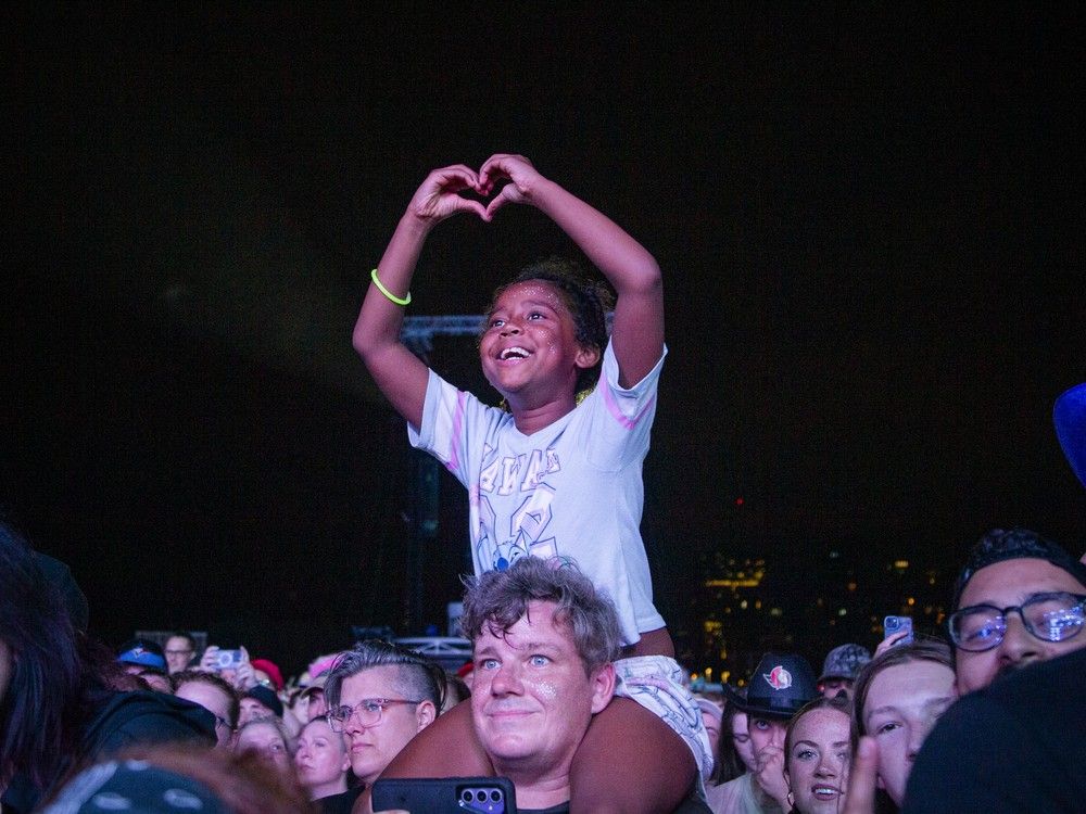  Fans showed their love for Shania Twain at Bluesfest on Sunday. Ashley Fraser/Postmedia