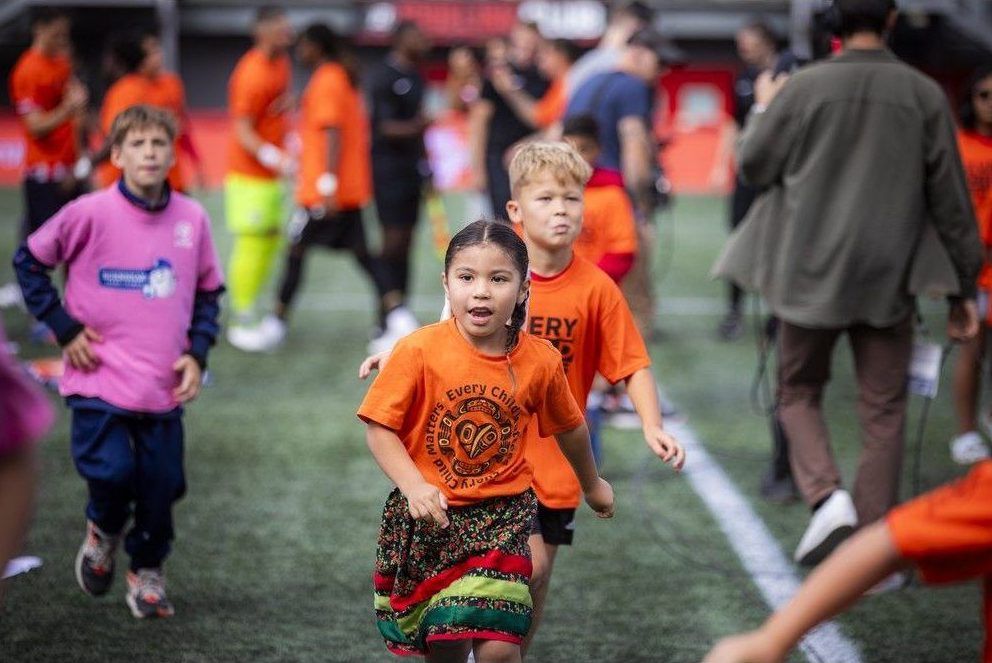  Atlético Ottawa kicked off Saturday’s match against Cavalry FC with a special tribute to Indigenous communities in partnership with the Odawa Native Friendship Centre.