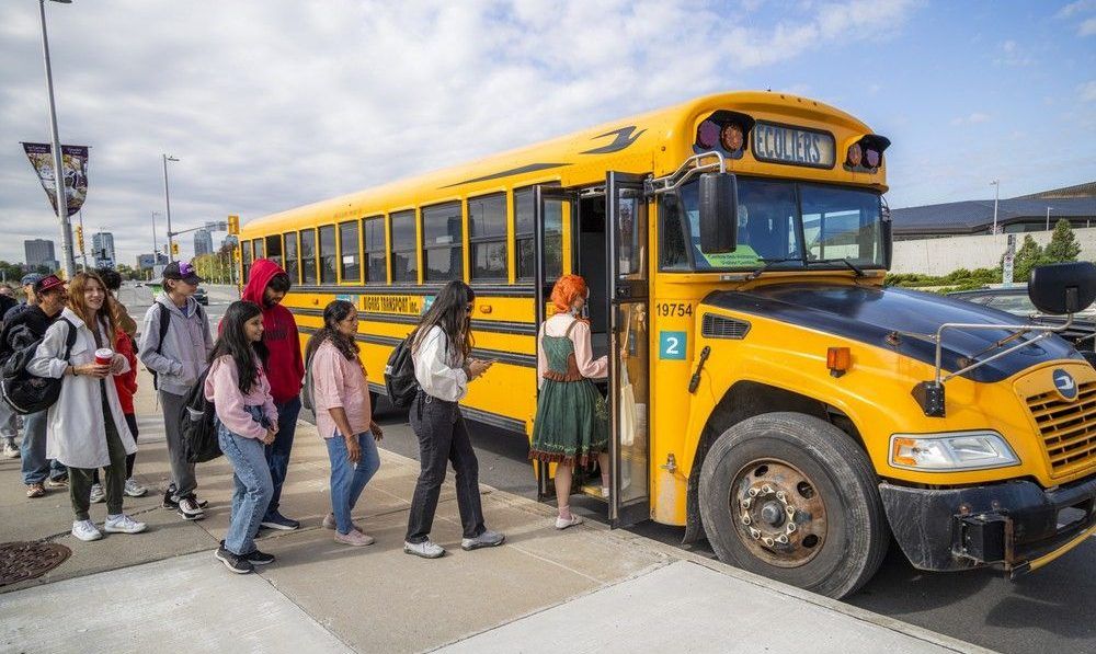  The NCC’s free seasonal shuttle to Gatineau Park. The service runs six days a week from spring to fall, offering visitors easy access to popular lookout points and trailheads, especially popular during Fall Rhapsody.