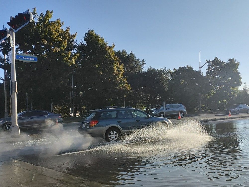  A watermain break in Gatineau near the tourism office poured water into the streets and forced the closure of the Canadian Museum of History. The break, on Laurier Street near the Alexandra Bridge closed part of the road while crews worked to repair it.