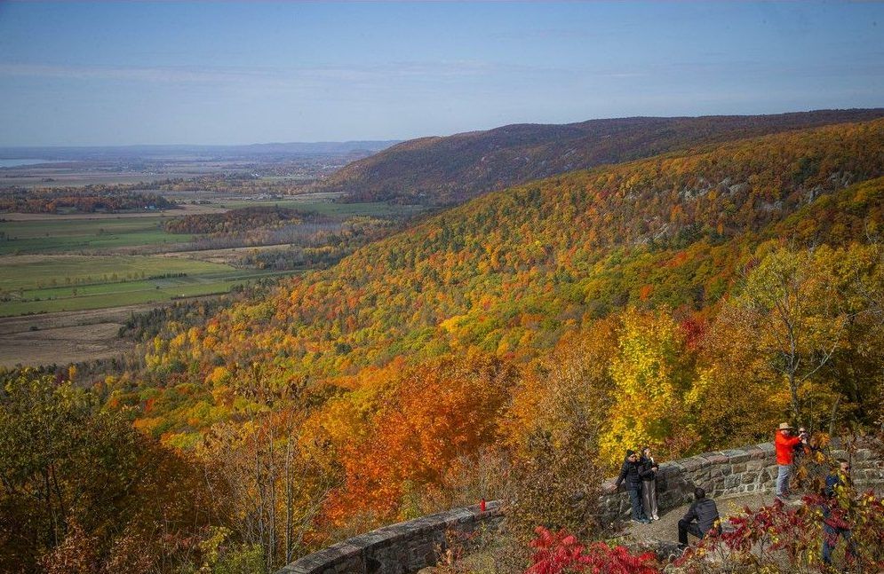  Champlain Lookout offered a breathtaking view of the valley, adorned with vibrant yellows and reds, while the Ottawa River shimmered in the background.