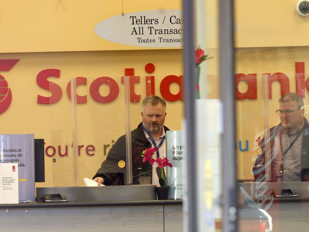 Ottawa police investigating a robbery at the Scotiabank on Main Street in Ottawa Tuesday morning. A rope appears to have been used to pull the back door of the bank open.