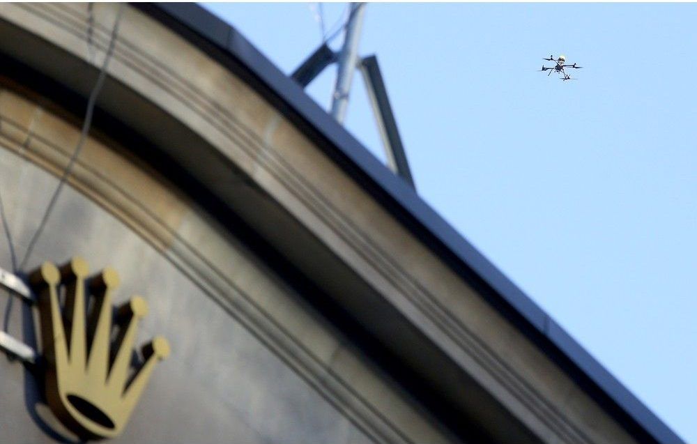  A drone could be seen near the intersection of Bank and Sparks Street on Nov. 24. Photo by JULIE OLIVER/Postmedia
