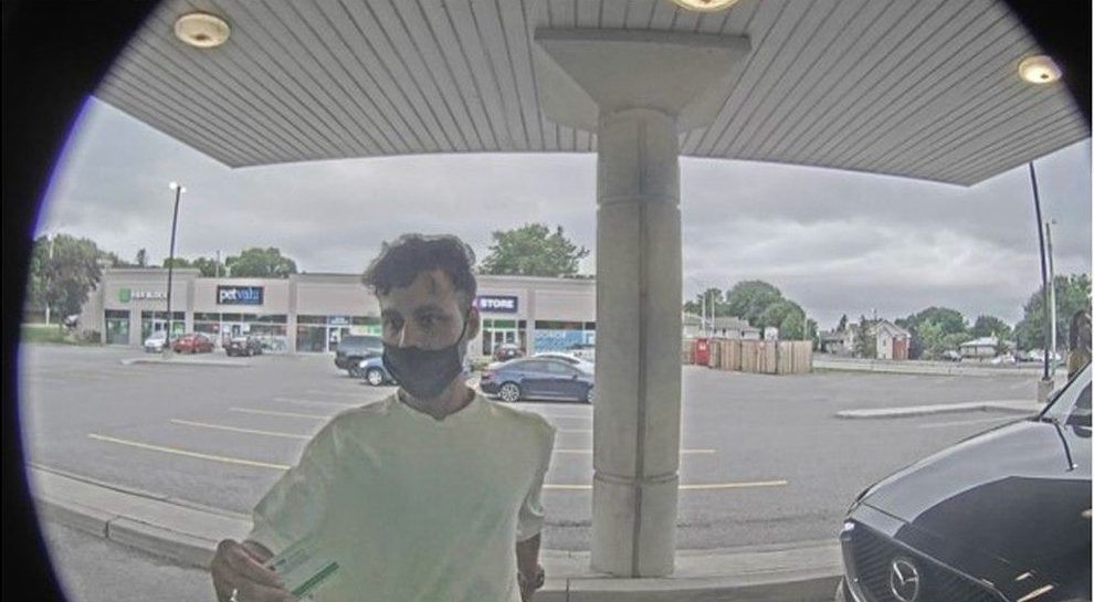  Ottawa Police Service released several photos of four suspects in a ‘bank investigator’ scam, which occurred between April and September 2025.