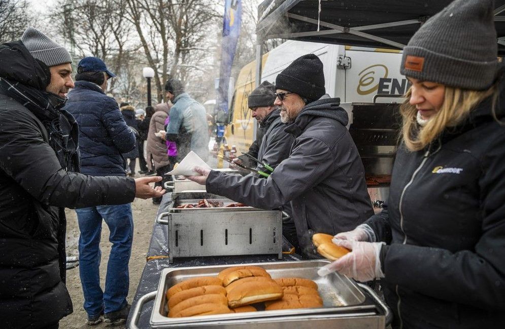  Enbridge was on site handing out 1,000 grilled hot dogs to festivalgoers.
