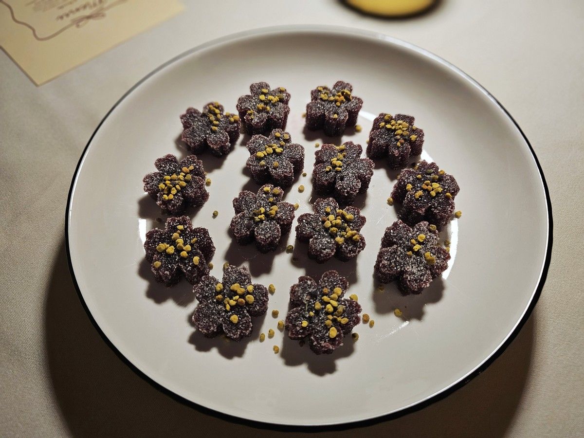  Flower-shaped apple haskap p&acirc;te de fruit dusted in sumac sugar and topped with bee pollen closed out the meal as a playful, jewel-toned parting bite.