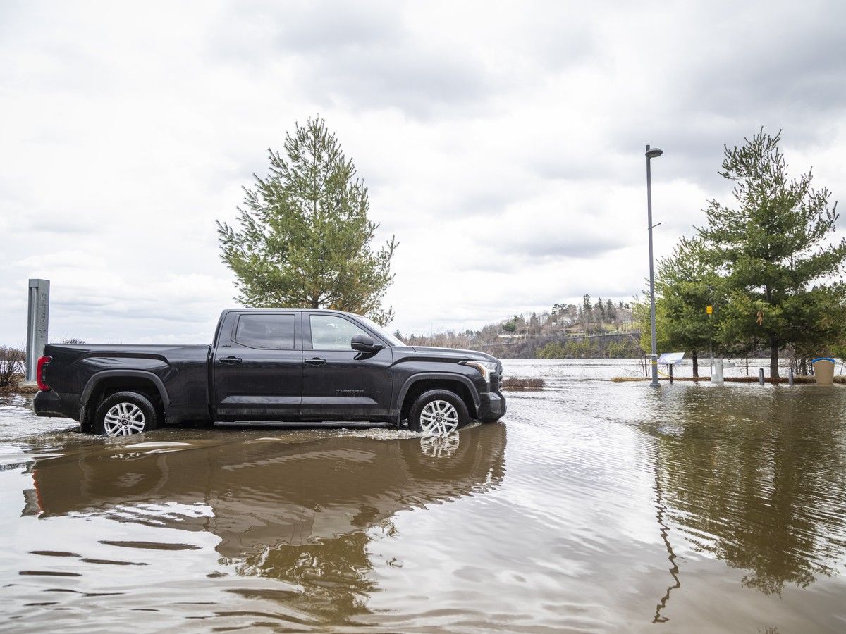  A truck makes its way through the flooded Rue Jacques-Cartier in Gatineau on Sunday.