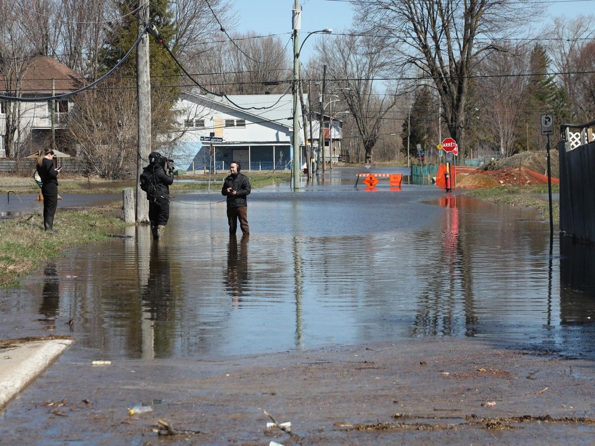  A local news crew films on Ren&eacute; street in Gatineau where flooding has occured, April 20, 2026.