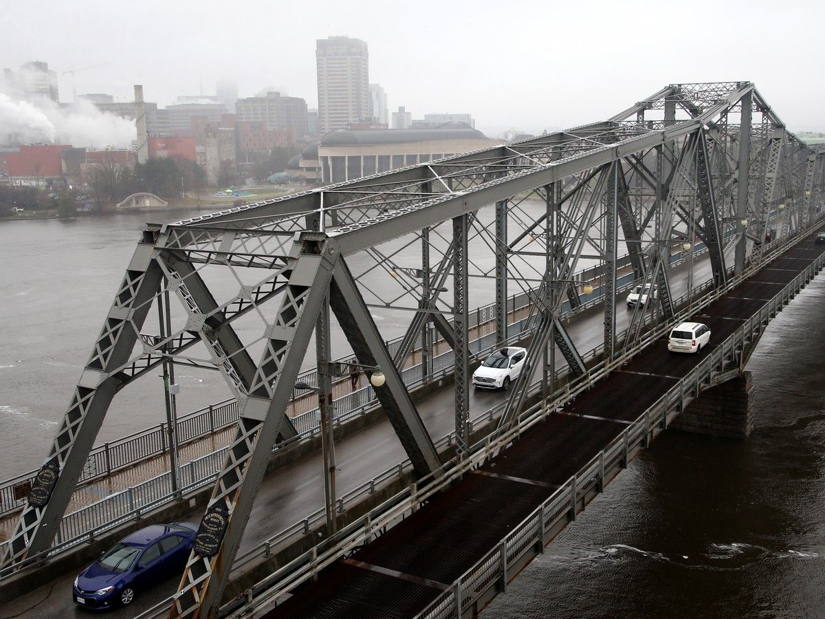 Internal report explores returning Ottawa-Gatineau tram to Alexandra Bridge